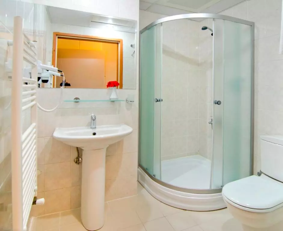 CITYS HILL HOTEL BATHROOM.jpg
